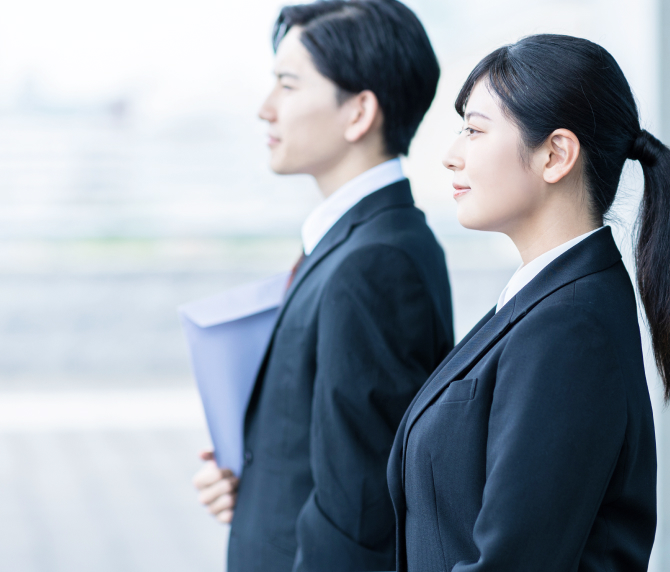 スーツ姿の男女