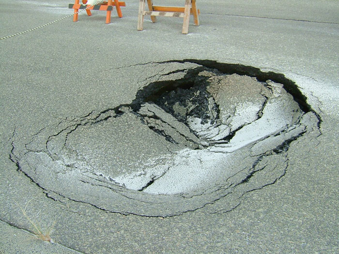 深層学習を用いた路面下空洞探査支援システム